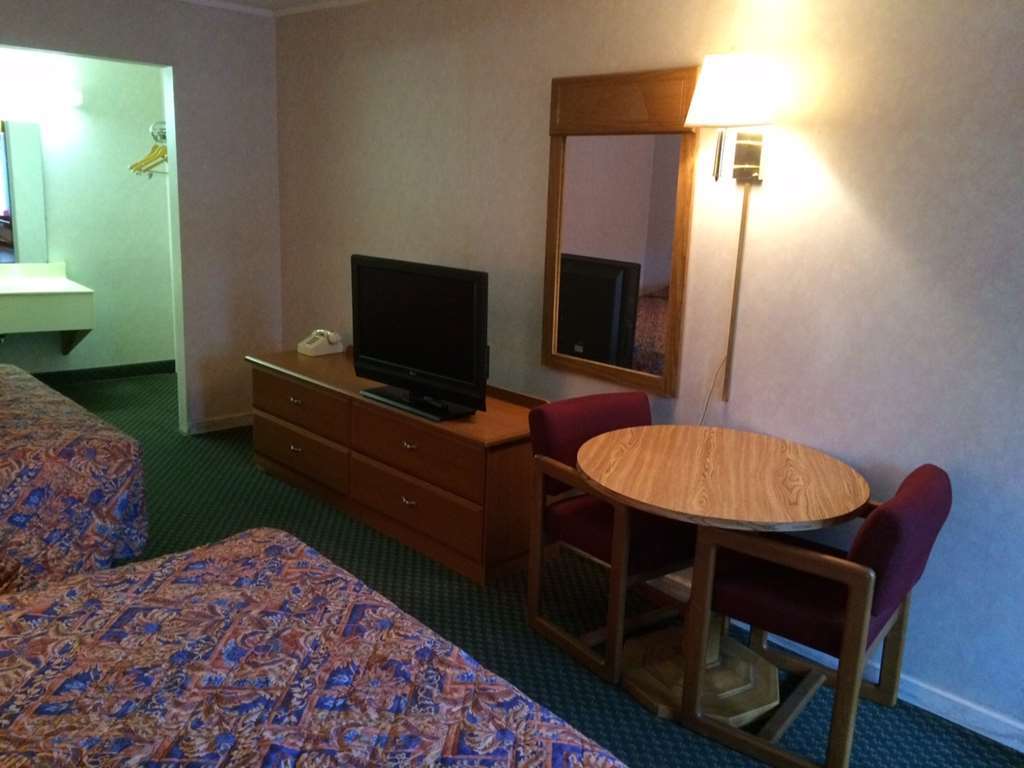Town And Country Inn Suites Spindale Forest City Room photo